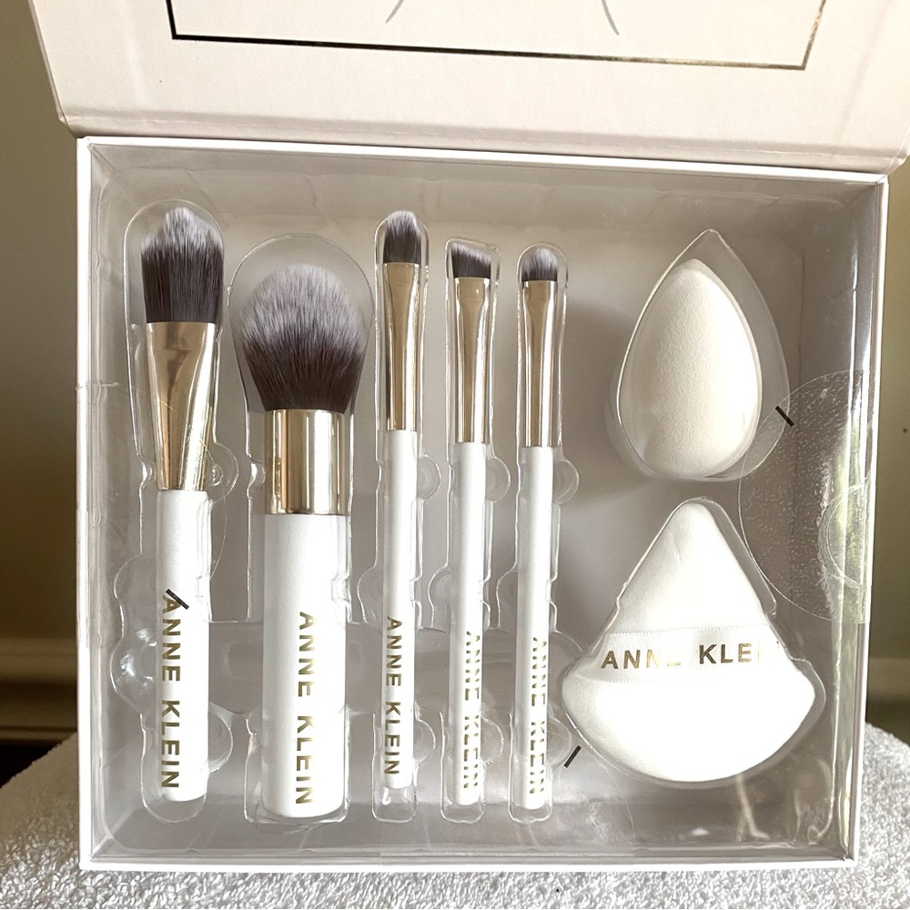 Anne Klein NEW 7pc  Makeup Brush and Sponge Set for eyes cheeks and face